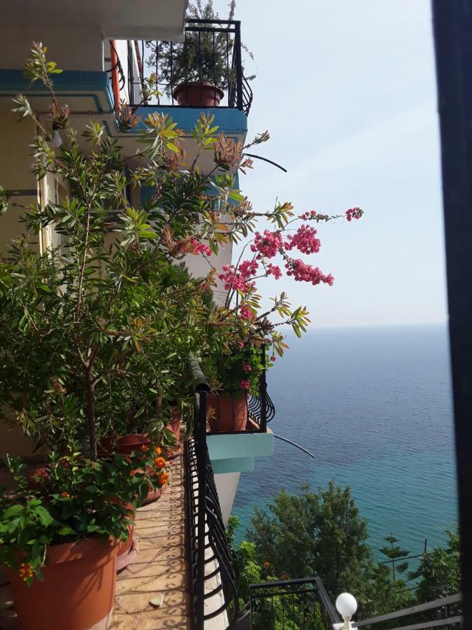 Odhisea Hotel Restaurant Кепаро Екстериор снимка